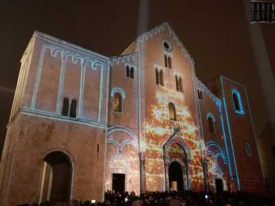Tra luci, riti e folklore, le immagini della veglia di San Nicola